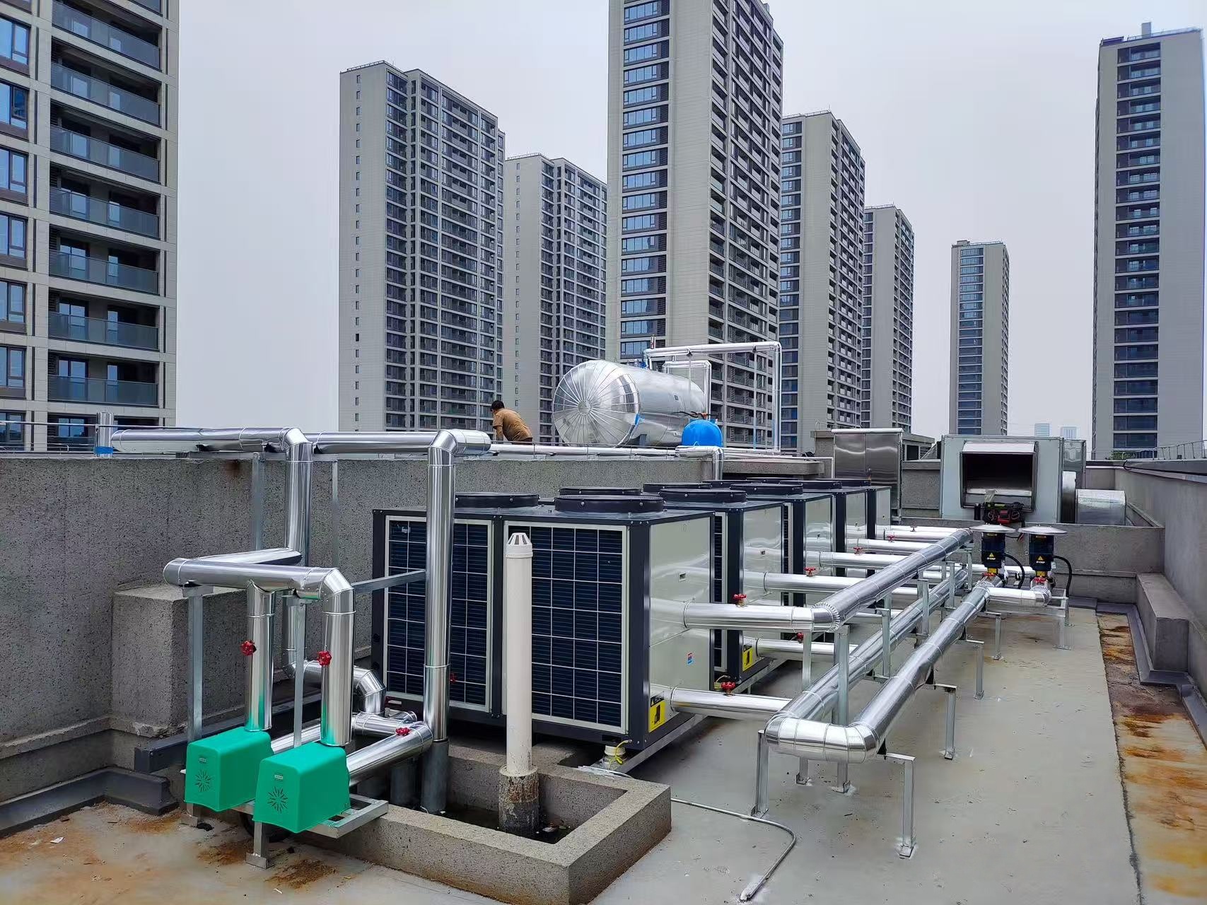 De internationella energifluktuationerna har intensifierats och värmepumpar med två källor erbjuder energibesparing, stabilitet, kostnadsreduktion och effektivitetsförbättring.